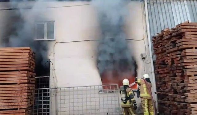 Bursa İnegöl'de sabaha karşı büyük yangın...  İş yeri sahibi yanarak ağır yaralandı
