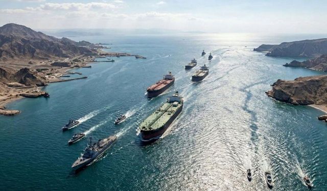 İran'dan Hürmüz Boğazı'nda gemi geçişlerine günlük kota!