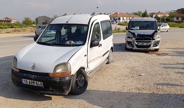 Bursa İnegöl'de iki araç çarpıştı! Yaralılar var