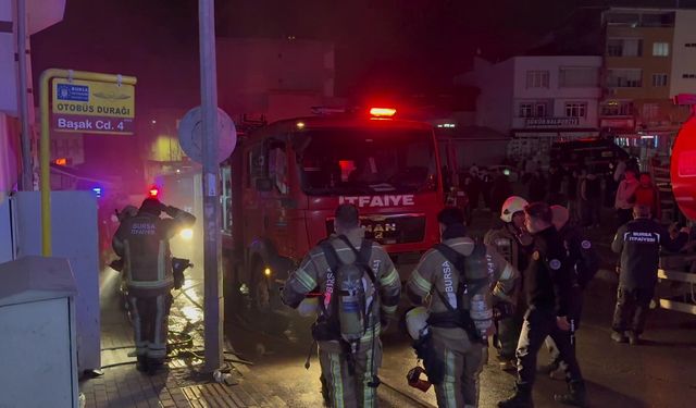 Bursa Yıldırım'da bir depoda çıkan yangın itfaiye ekiplerini harekete geçirdi