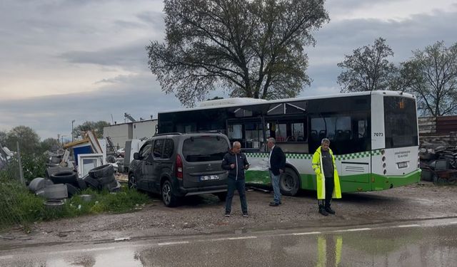 Bursa Osmangazi'de belediye otobüsü ile nakliye kamyonu çarpıştı: 2 yaralı