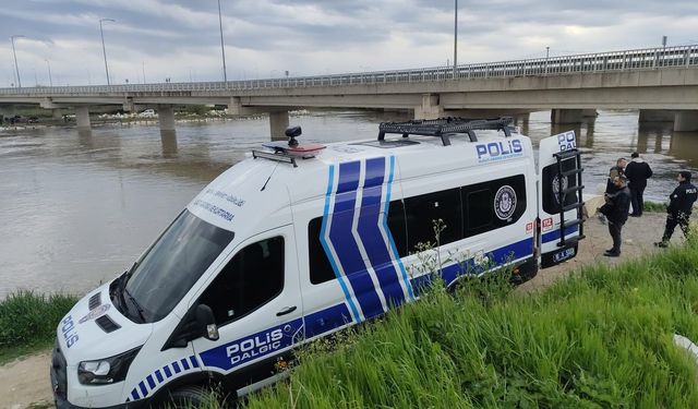 Bursa'da yağmurdan yükselen dere, aracıyla köprü altından geçmek isteyen yaşlı adamı yuttu