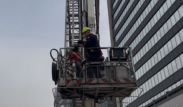 Bursa'da dış cephede korku dolu anlar: Asansör arızası mahsur bıraktı