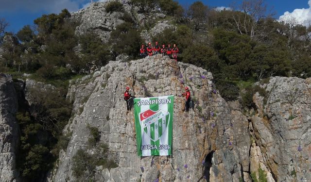 Kurtarma ekipleri, Bursaspor bayrağını zirvede dalgalandırdı
