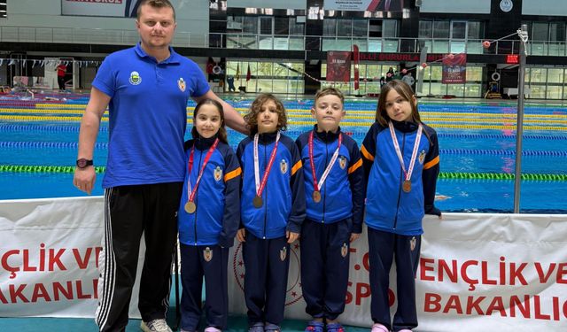 İnegöl'de küçük yüzücülerden büyük başarı: 18 madalya