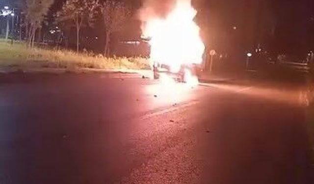 Bursa Nilüfer'de otomobil gece yarısı alevlere teslim oldu, kullanılamaz hale geldi