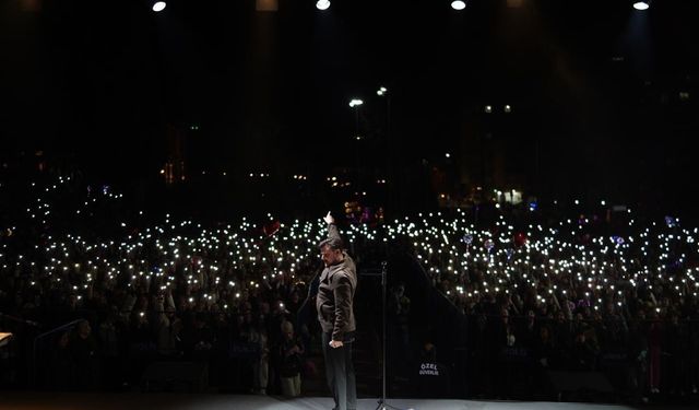 Bilecik Cumhuriyet Meydanı'nda Ekin Uzunlar konseri
