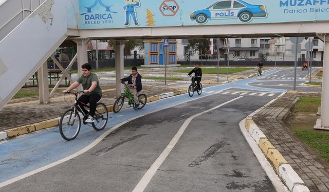 Darıca'da öğrenciler trafik kurallarını uygulamalı öğreniyor