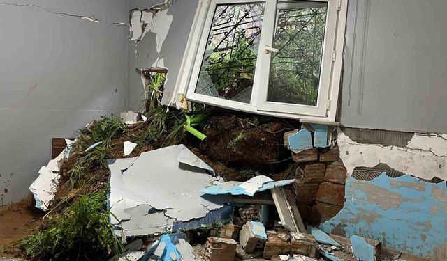 Maltepe'de toprak kayması: Tek katlı ev kullanılamaz hale geldi