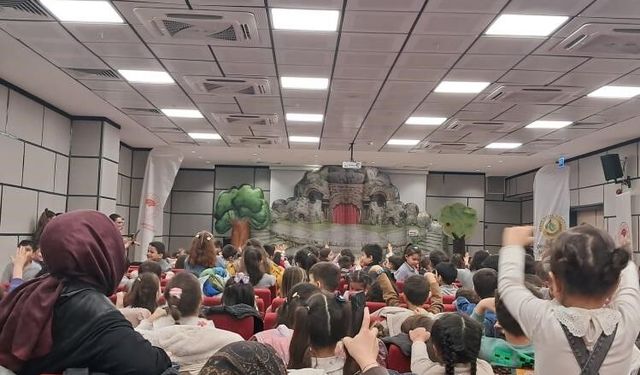 Okul öncesi öğrencileri 'Akıllı Tavşan Momo' müzikaline katıldı