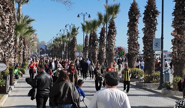 Silivri'de güneşli havayı fırsat bilenler sahile akın etti