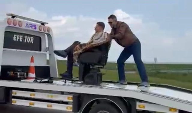Tekirdağ'da görenler şaşırdı : Müşterisini çekici üzerinde traş etti