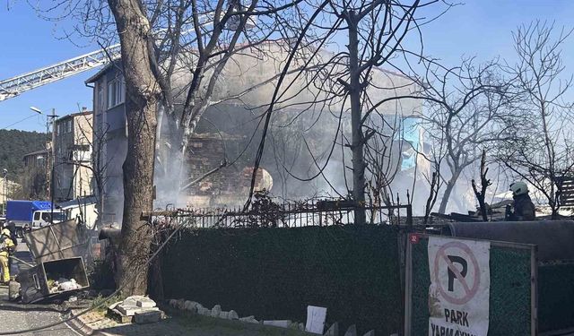 Ümraniye'de korkutan yangın: Hurdalık alan kullanılamaz hale geldi