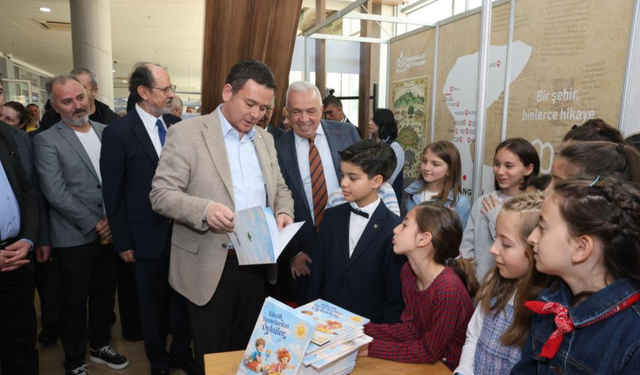 Başkan Erkan Aydın Bursa 23. Kitap Fuarı’nda çocuk yazarlarla buluştu
