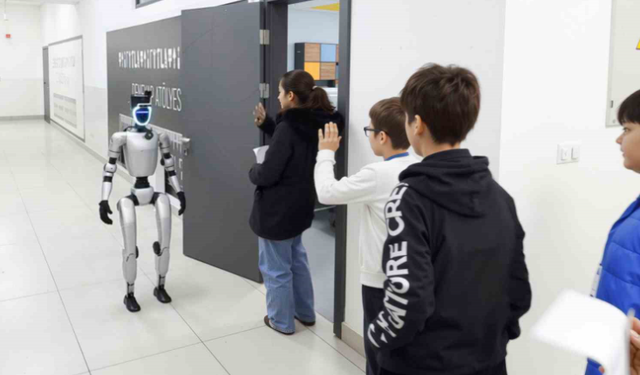 Bu ilçede sınava giren öğrencileri insansı robot karşılıyor