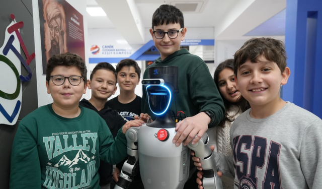 Türkiye’nin nüfusa kaydedilen ilk robotu şimdi de işe başladı