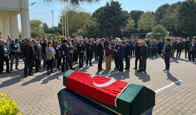 Akademisyen Doğan Yavaş, fakültesi önünden dualarla uğurlandı