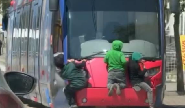 Bursa Osmangazi'de tramvayın arkasına tutunan çocuklar yürekleri ağza getirdi