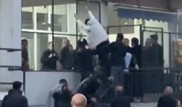 Bursa Osmangazi'de tekmeli sopalı kavga