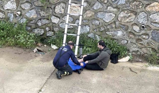 Bursa’da dereye düşen adamı ekipler kurtardı