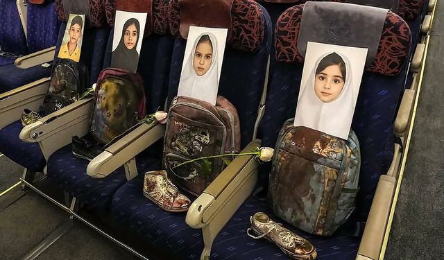 İran heyetinin uçağına ABD'nin Minab'daki saldırısında ölen çocukların fotoğrafları