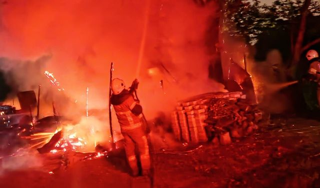 Bursa İnegöl'de baraka alevlere teslim oldu