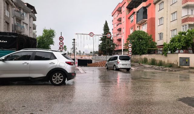 Bursa İnegöl'de sağanak aniden bastırdı! Vatandaşlar ne yapacaklarını şaşırdı