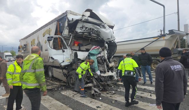 Bursa Orhangazi'de tır ışıklarda duran tankere çarptı: 1 ölü