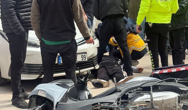Bursa Karacabey'de otomobilin çarptığı motosikletli kurye yaralandı