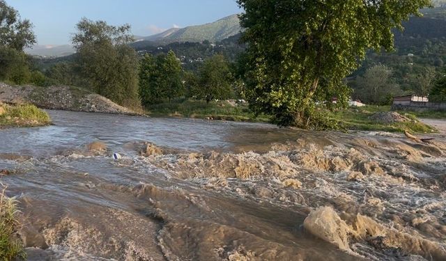 Bursa'da dere yatağında su yükseldi, köprü çöktü