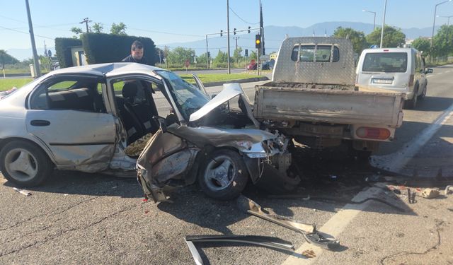 Bursa Orhangazi'de kavşakta 4 araç birbirine girdi : 1 ölü 4 yaralı