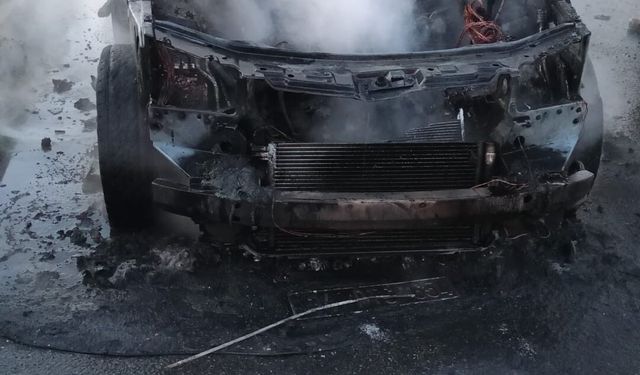 Bursa'da otobanda seyir halindeki cip alev alev yandı