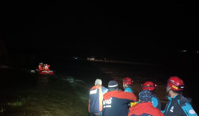 Bursa Mustafakemalpaşa'da dere yatağında su seviyesi arttı | 4 kişi mahsur kaldı