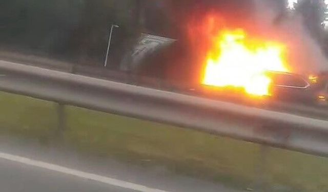 Yalova-Bursa yolunda seyir halindeki otomobil alev topuna döndü