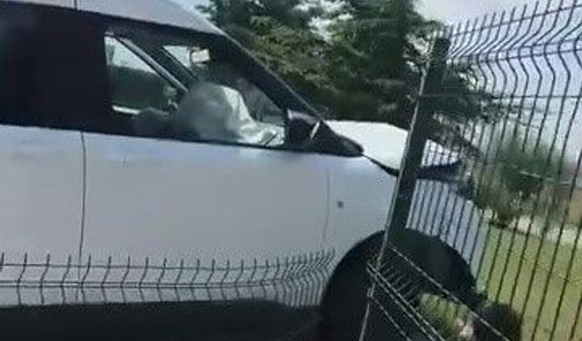 Bursa Karacabey’de otomobil okul duvarına girdi