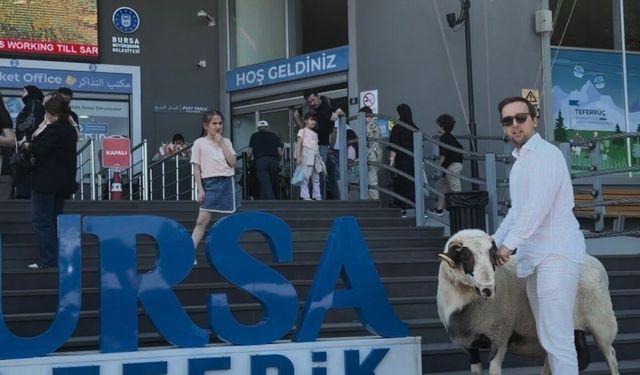 Bayramda keseceği koçla teleferik keyfi yaptı