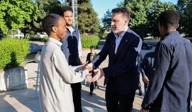 Şahin Biba, bayram sabahı öğrencilerle buluştu