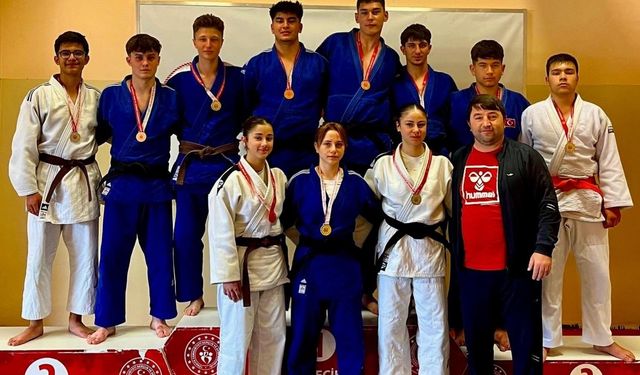 Bilecik'te judo turnuvasında madalyalar sahiplerini buldu