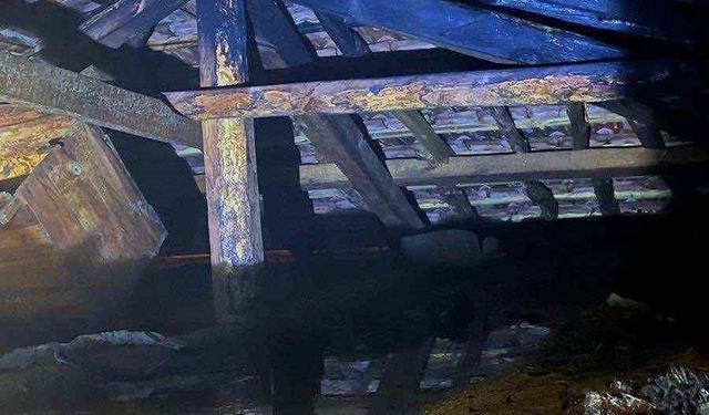 Bilecik'te sobanın alev alması sonucu evin çatı kısmı yandı