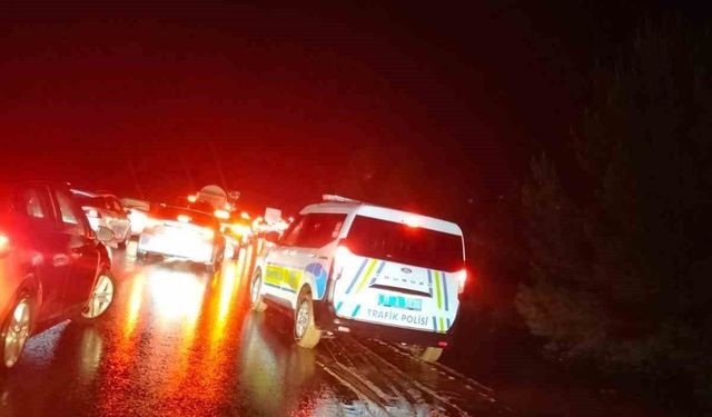 Dere taşması yolu tek şeride düşürdü