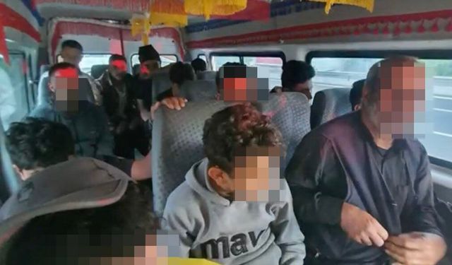 Durdurulan araçtan 15 düzensiz göçmen çıktı: Sürücü cezaevine gönderildi