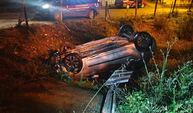 Hurdaya dönen otomobili bırakıp kaçtılar