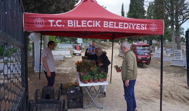 Kurban Bayramı'nın birinci gününde mezarlıklarda çiçek dağıtıldı