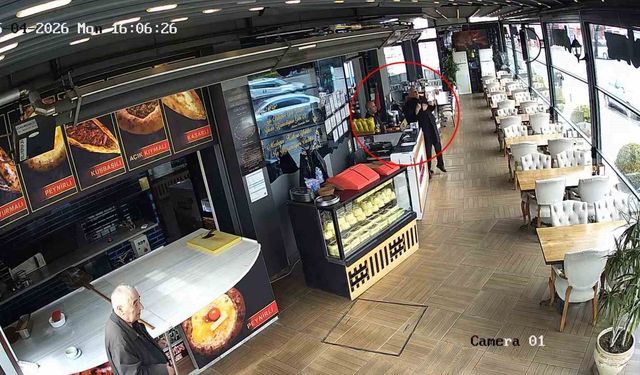 Pendik'te soluk borusuna ekmek kaçan müşteri heimlich manevrasıyla kurtarıldı
