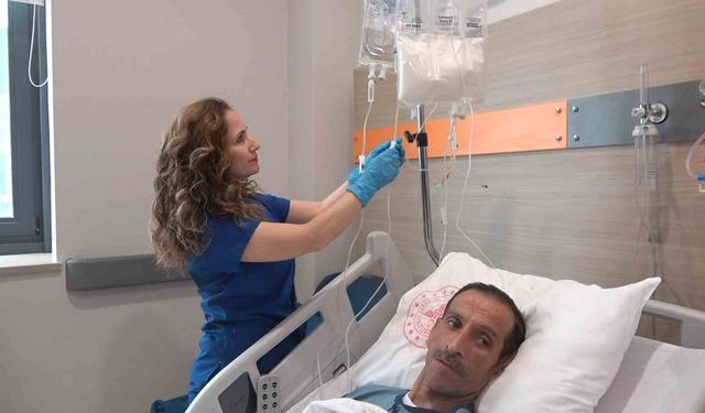 Sıdıka hemşire 25 yıldır hastalarına şefkatle yaklaşıyor