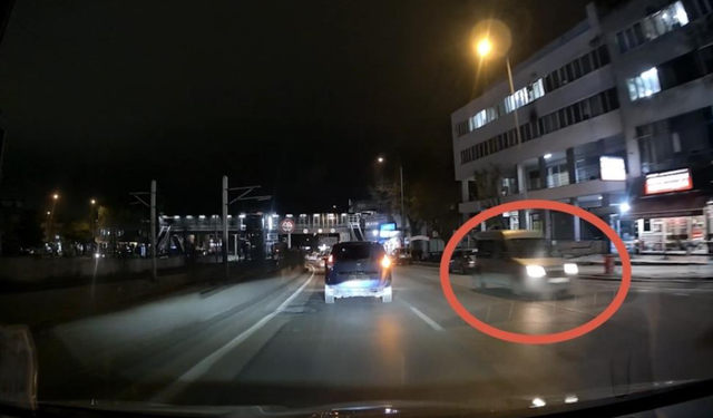 Bursa Osmangazi'de ters yönde ilerleyen araç kameraya yansıdı