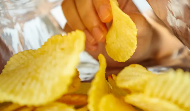 Ünlü cips devi siyah-beyaz paket kullanacak