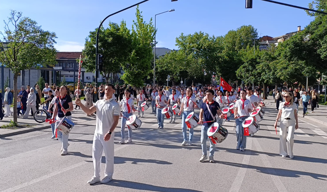 İnegöllü gençler 19 Mayıs coşkusunu sokaklara taşıdı