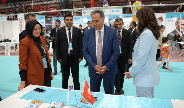 Rektör Akpolat, İpek Yolu Kariyer Fuarı’ndaki stantları ziyaret etti