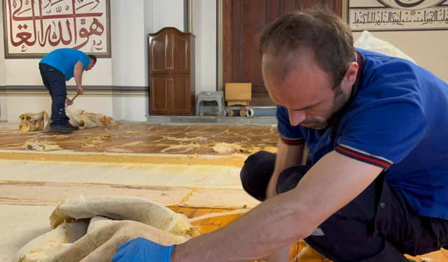 Bursa Ulucami'de halı yenileme çalışmaları başladı